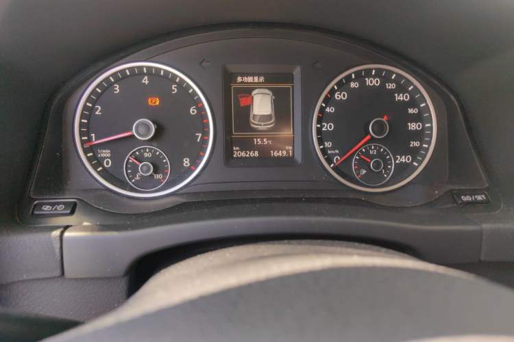 Used Volkswagen Tiguan 2015 1.8TSI Automatic Two-Wheel Drive Luxury Model Odometer Close Up