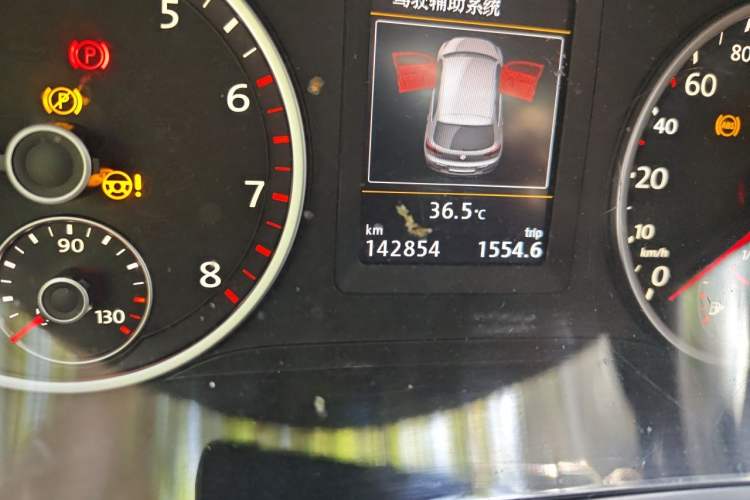 Used Volkswagen Tiguan 2015 1.8TSI Automatic Two-Wheel Drive Luxury Model Odometer Close Up