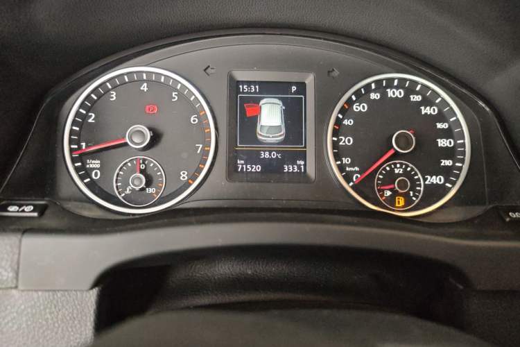 Used Volkswagen Tiguan 2015 1.8TSI Automatic Two-Wheel Drive Luxury Model Odometer Close Up