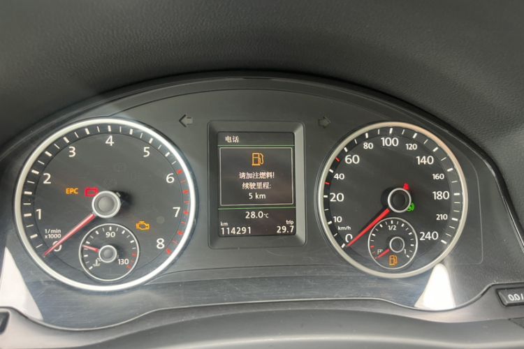 Used Volkswagen Tiguan 2015 2.0 TSI Automatic All-Wheel Drive Flagship Edition Odometer Close Up