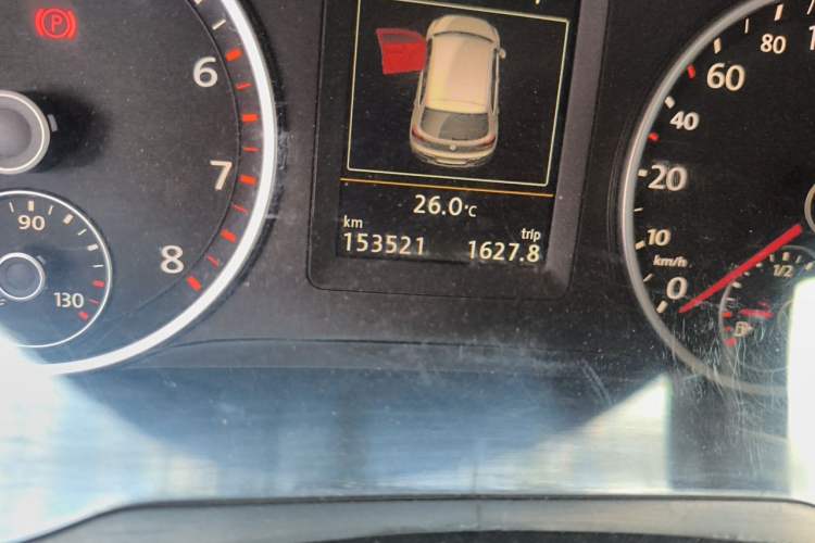 Used Volkswagen Tiguan 2015 1.8TSI Automatic All-Wheel-Drive Luxury Model Odometer Close Up