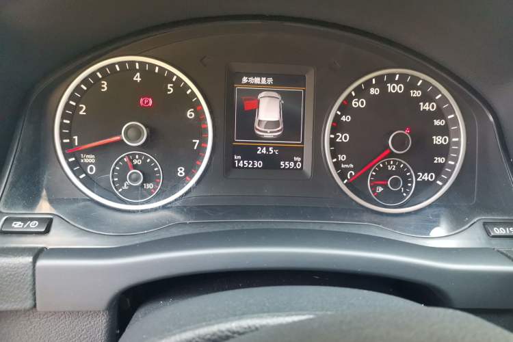 Used Volkswagen Tiguan 2015 1.8TSI Automatic Two-Wheel Drive Luxury Model Odometer Close Up