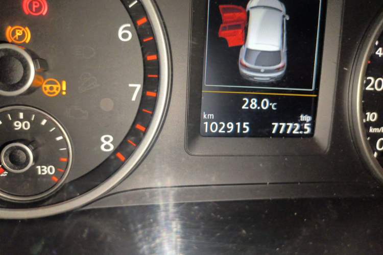 Used Volkswagen Tiguan 2015 1.8TSI Automatic Two-Wheel Drive Luxury Model Odometer Close Up