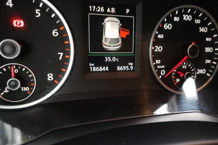 Used Volkswagen Tiguan 2015 1.8TSI Automatic Two-Wheel Drive Luxury Model Odometer Close Up