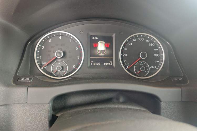 Used Volkswagen Tiguan 2015 1.8TSI Automatic Two-Wheel Drive Luxury Model Odometer Close Up