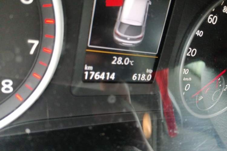 Used Volkswagen Tiguan 2015 1.8TSI Automatic Two-Wheel Drive Luxury Model Odometer Close Up