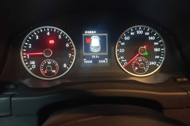 Used Volkswagen Tiguan 2015 2.0 TSI Automatic All-Wheel Drive Flagship Edition Odometer Close Up