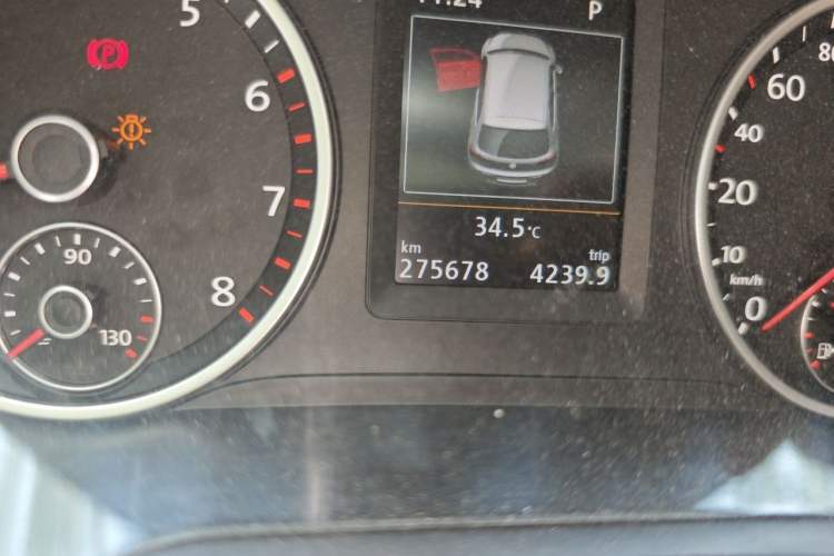 Used Volkswagen Tiguan 2015 1.8TSI Automatic Two-Wheel Drive Luxury Model Odometer Close Up