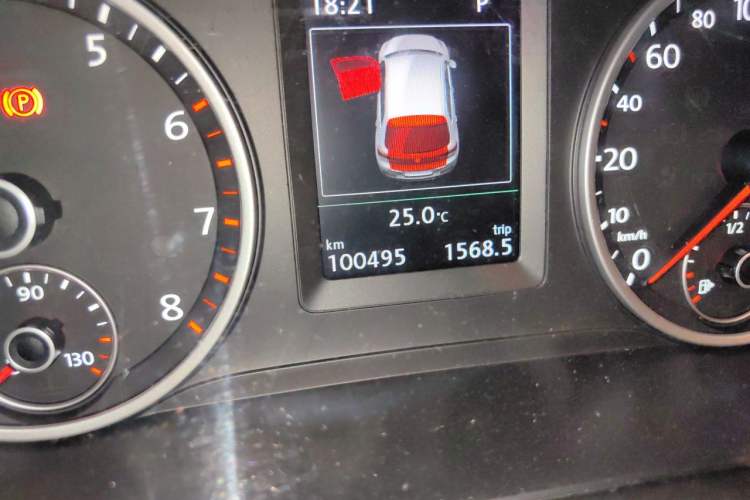 Used Volkswagen Tiguan 2015 1.8TSI Automatic All-Wheel-Drive Luxury Model Odometer Close Up