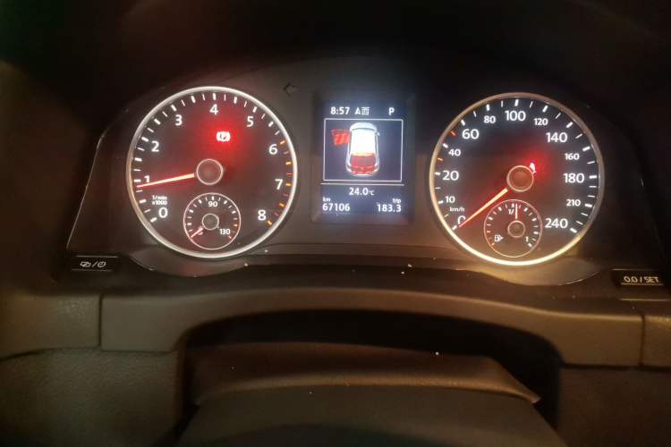 Used Volkswagen Tiguan 2015 1.8TSI Automatic All-Wheel-Drive Luxury Model Odometer Close Up
