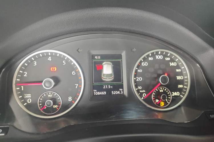Used Volkswagen Tiguan 2015 1.8TSI Automatic All-Wheel-Drive Luxury Model Odometer Close Up