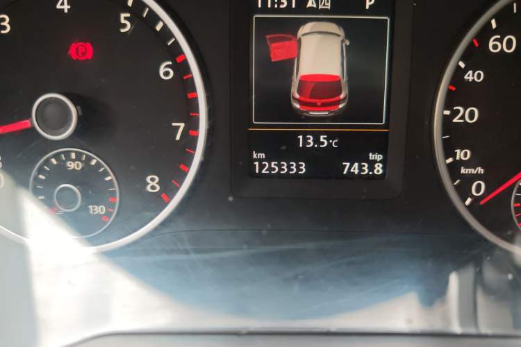 Used Volkswagen Tiguan 2015 2.0 TSI Automatic All-Wheel Drive Luxury Edition Odometer Close Up