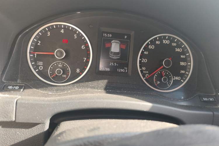 Used Volkswagen Tiguan 2015 1.8TSI Automatic All-Wheel-Drive Luxury Model Odometer Close Up