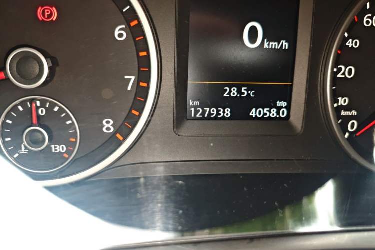 Used Volkswagen Tiguan 2015 1.8TSI Automatic All-Wheel-Drive Luxury Model Odometer Close Up