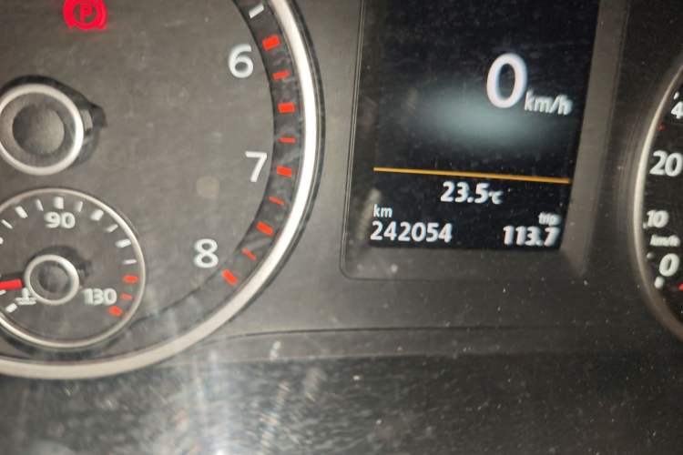 Used Volkswagen Tiguan 2015 1.8TSI Automatic Two-Wheel Drive Luxury Model Odometer Close Up