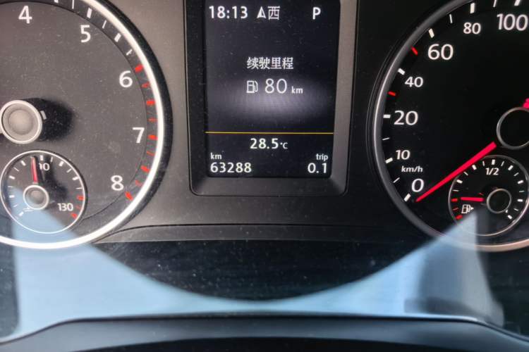 Used Volkswagen Tiguan 2015 1.8TSI Automatic Two-Wheel Drive Luxury Model Odometer Close Up