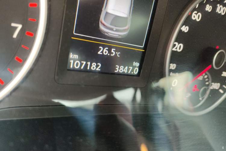 Used Volkswagen Tiguan 2015 1.8TSI Automatic Two-Wheel Drive Luxury Model Odometer Close Up