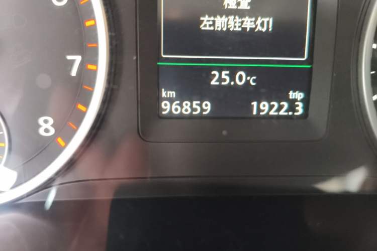 Used Volkswagen Tiguan 2015 1.8TSI Automatic Two-Wheel Drive Luxury Model Odometer Close Up