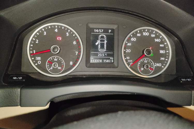Used Volkswagen Tiguan 2015 1.8TSI Automatic Two-Wheel Drive Comfort Edition Odometer Close Up