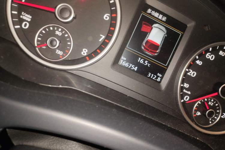 Used Volkswagen Tiguan 2015 2.0 TSI Automatic All-Wheel Drive Flagship Edition Odometer Close Up