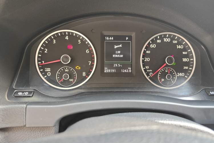 Used Volkswagen Tiguan 2015 1.8TSI Automatic Two-Wheel Drive Luxury Model Odometer Close Up