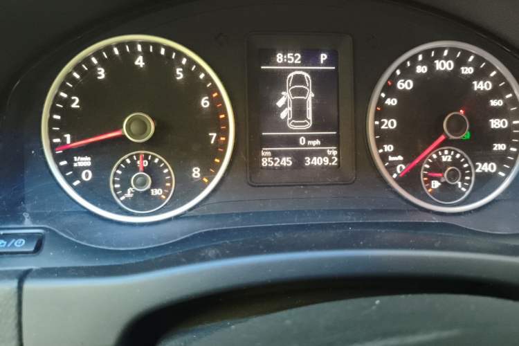 Used Volkswagen Tiguan 2015 1.8TSI Automatic Two-Wheel Drive Comfort Edition Odometer Close Up