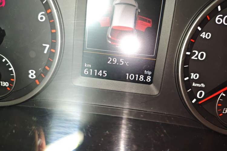 Used Volkswagen Tiguan 2015 2.0 TSI Automatic All-Wheel Drive Luxury Edition Odometer Close Up
