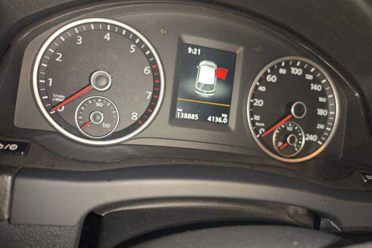 Used Volkswagen Tiguan 2015 1.8TSI Automatic Two-Wheel Drive Luxury Model Odometer Close Up