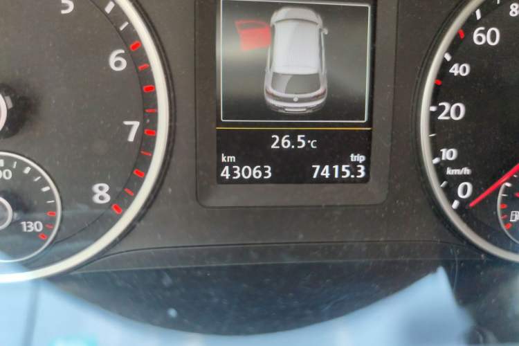 Used Volkswagen Tiguan 2015 1.8TSI Automatic Two-Wheel Drive Luxury Model Odometer Close Up