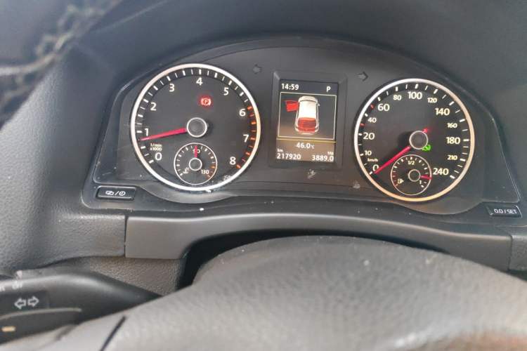 Used Volkswagen Tiguan 2015 1.8TSI Automatic All-Wheel-Drive Luxury Model Odometer Close Up