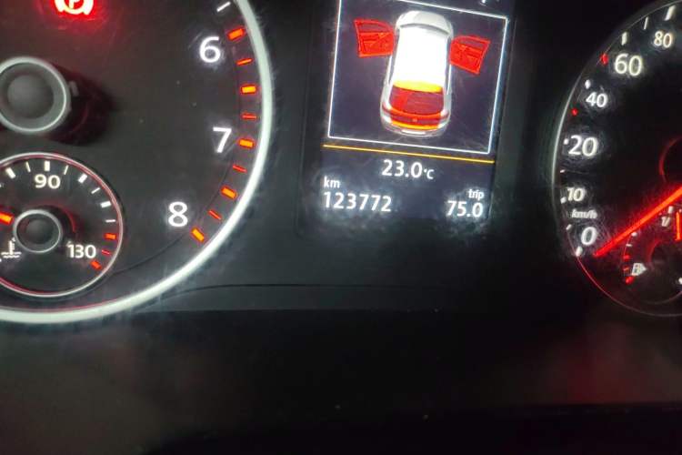 Used Volkswagen Tiguan 2015 1.8TSI Automatic Two-Wheel Drive Luxury Model Odometer Close Up