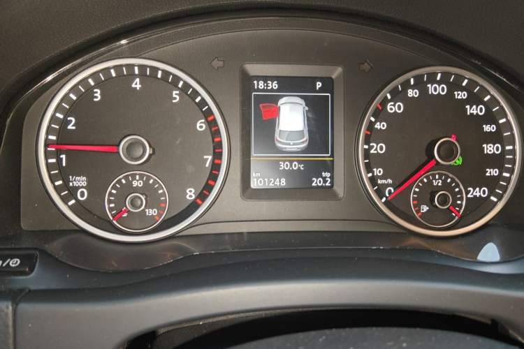 Used Volkswagen Tiguan 2015 1.8TSI Automatic Two-Wheel Drive Luxury Model Odometer Close Up