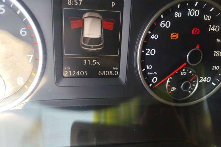Used Volkswagen Tiguan 2015 1.8TSI Automatic Two-Wheel Drive Luxury Model Odometer Close Up