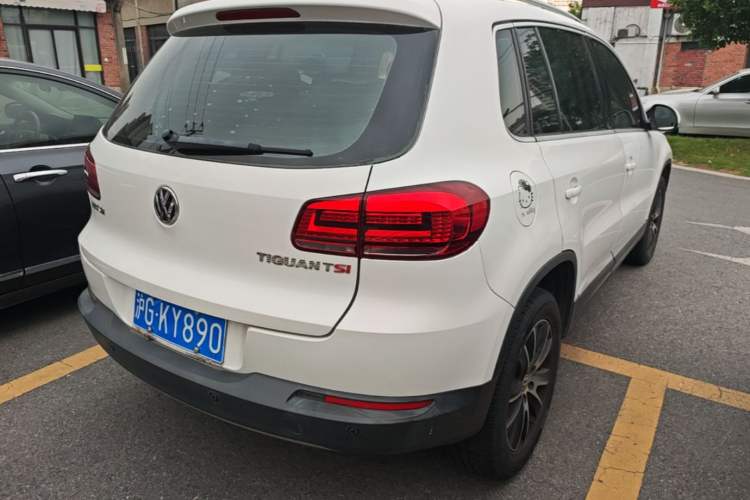 Used Volkswagen Tiguan 2015 1.8TSI Automatic Two-Wheel Drive Luxury Model Rear Right 45 Deg