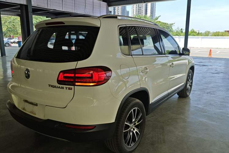 Used Volkswagen Tiguan 2015 1.8TSI Automatic Two-Wheel Drive Luxury Model Rear Right 45 Deg