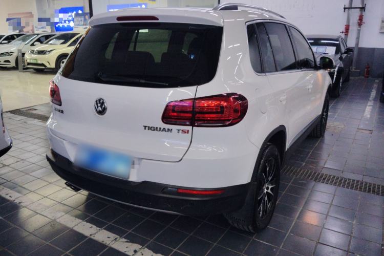 Used Volkswagen Tiguan 2015 1.8TSI Automatic Two-Wheel Drive Luxury Model Rear Right 45 Deg