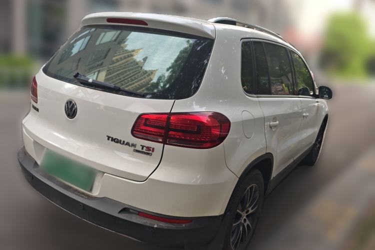 Used Volkswagen Tiguan 2015 1.8TSI Automatic All-Wheel-Drive Luxury Model Rear Right 45 Deg