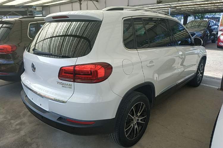 Used Volkswagen Tiguan 2015 1.8TSI Automatic Two-Wheel Drive Luxury Model Rear Right 45 Deg