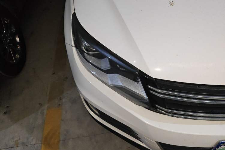 Used Volkswagen Tiguan 2015 1.8TSI Automatic All-Wheel-Drive Luxury Model Right Front Headlight