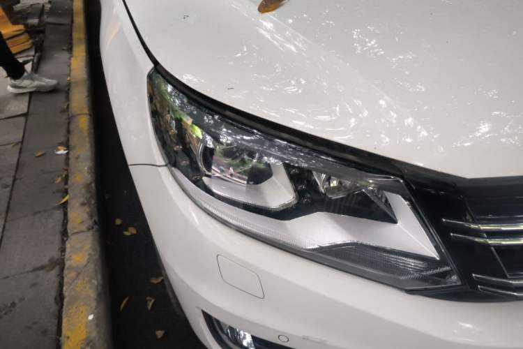 Used Volkswagen Tiguan 2015 2.0 TSI Automatic All-Wheel Drive Flagship Edition Right Front Headlight