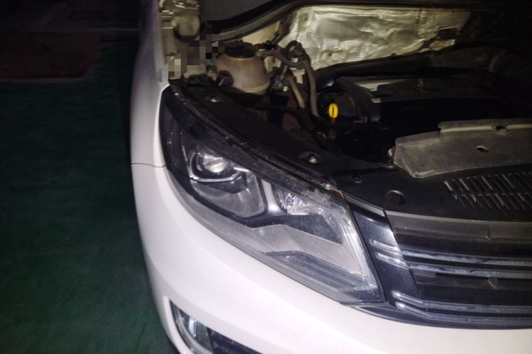 Used Volkswagen Tiguan 2015 1.8TSI Automatic All-Wheel-Drive Luxury Model Right Front Headlight