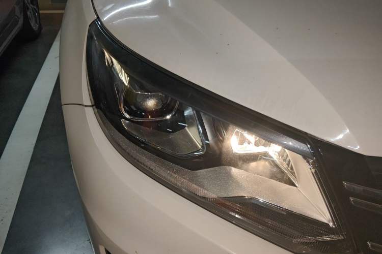 Used Volkswagen Tiguan 2015 1.8TSI Automatic Two-Wheel Drive Comfort Edition Right Front Headlight