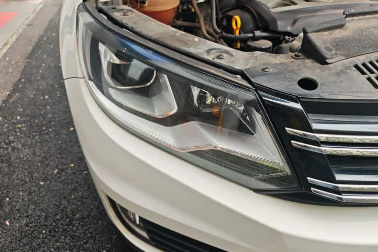 Used Volkswagen Tiguan 2015 1.8TSI Automatic Two-Wheel Drive Comfort Edition Right Front Headlight