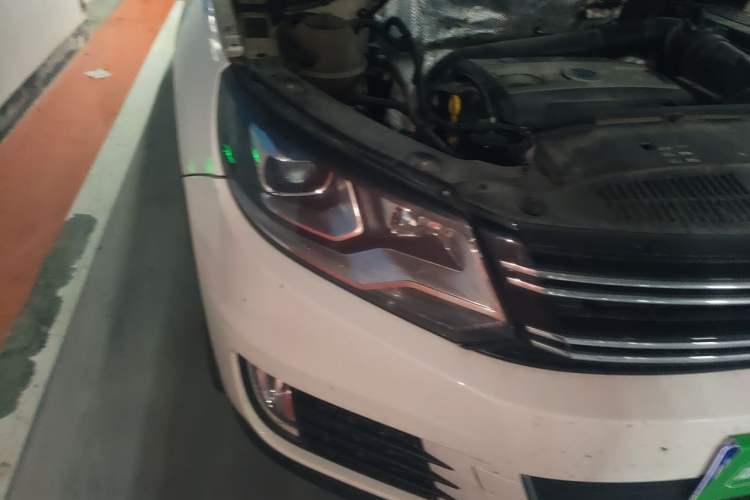 Used Volkswagen Tiguan 2015 1.8TSI Automatic All-Wheel-Drive Luxury Model Right Front Headlight