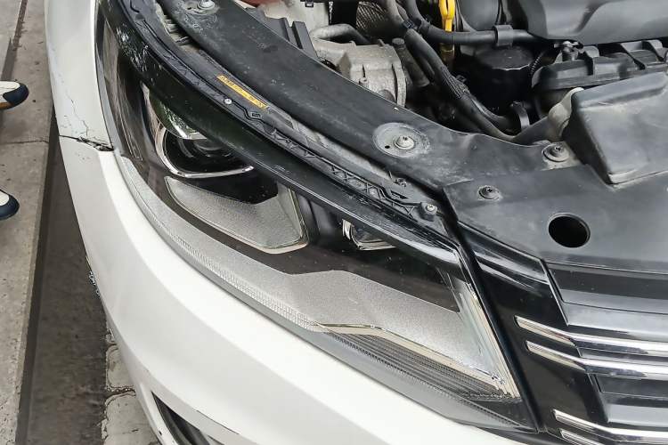Used Volkswagen Tiguan 2015 1.8TSI Automatic All-Wheel-Drive Luxury Model Right Front Headlight