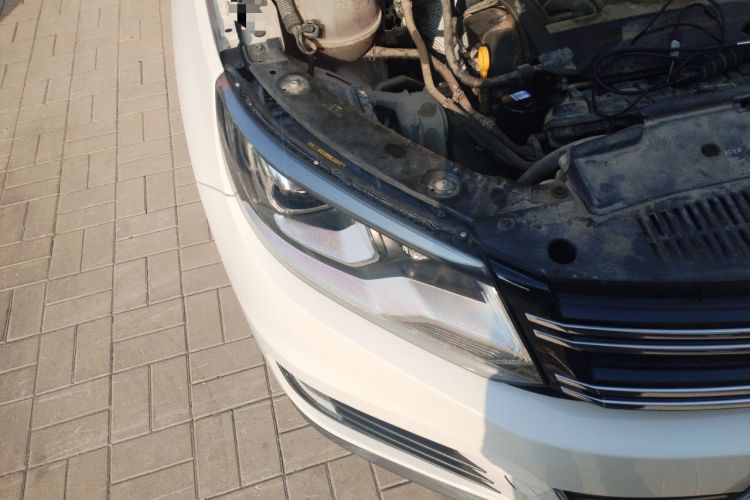 Used Volkswagen Tiguan 2015 1.8TSI Automatic All-Wheel-Drive Luxury Model Right Front Headlight