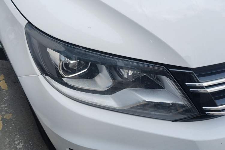 Used Volkswagen Tiguan 2015 1.8TSI Automatic All-Wheel-Drive Luxury Model Right Front Headlight