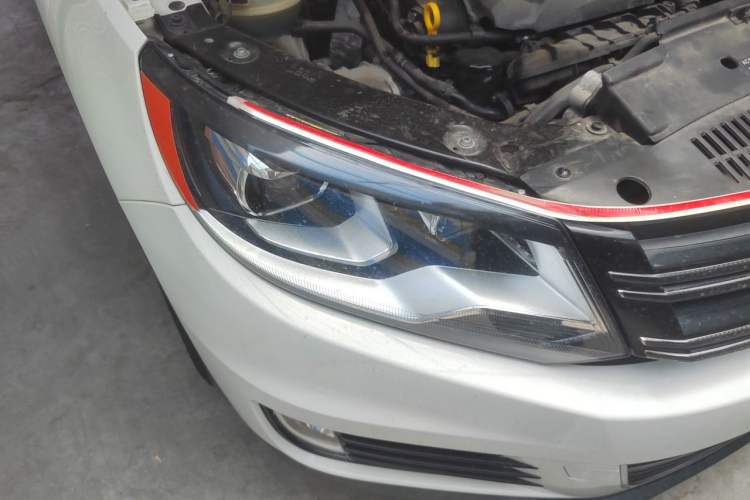 Used Volkswagen Tiguan 2015 1.8TSI Manual Two-Wheel-Drive Limited Edition Right Front Headlight