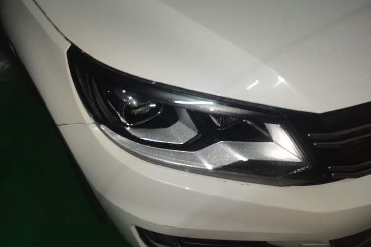 Used Volkswagen Tiguan 2015 1.8TSI Automatic All-Wheel-Drive Luxury Model Right Front Headlight