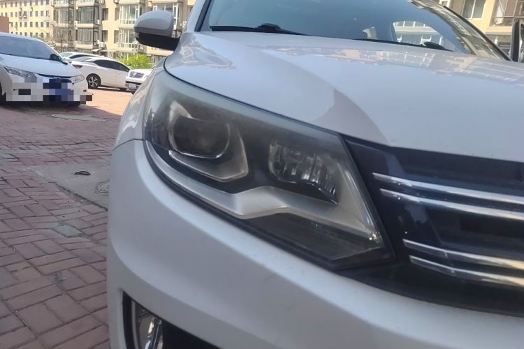 Used Volkswagen Tiguan 2015 1.8TSI Automatic All-Wheel-Drive Luxury Model Right Front Headlight